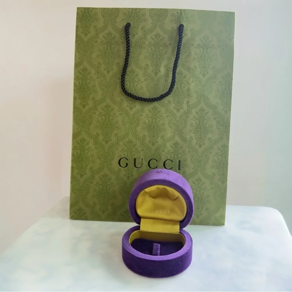 GUCCI Purple Velvet Clam Style Ring Jewelry Box Gucci Shopper Designer Gift Bag